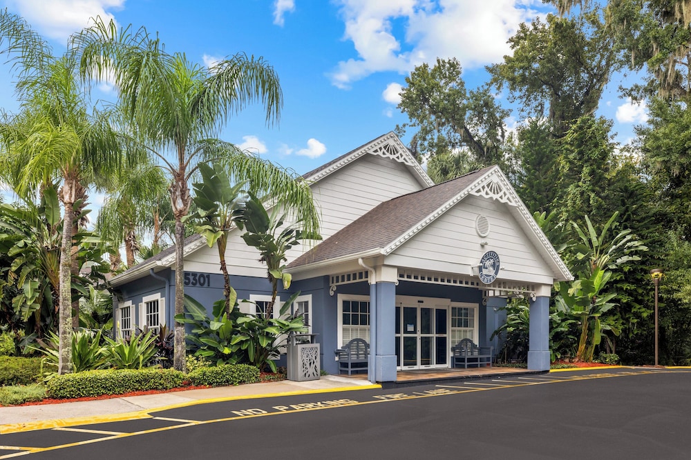 Club Wyndham Cypress Palms — Hotel building in Kissimmee, Florida