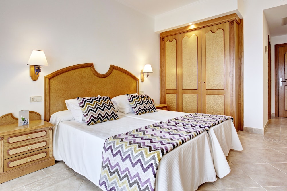 Grupotel Santa Eulària & Spa - Adults Only — Hotel rooms in Santa Eulalia, Balearic Islands