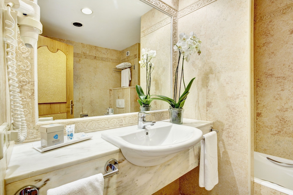 Grupotel Santa Eulària & Spa - Adults Only — Hotel rooms in Santa Eulalia, Balearic Islands