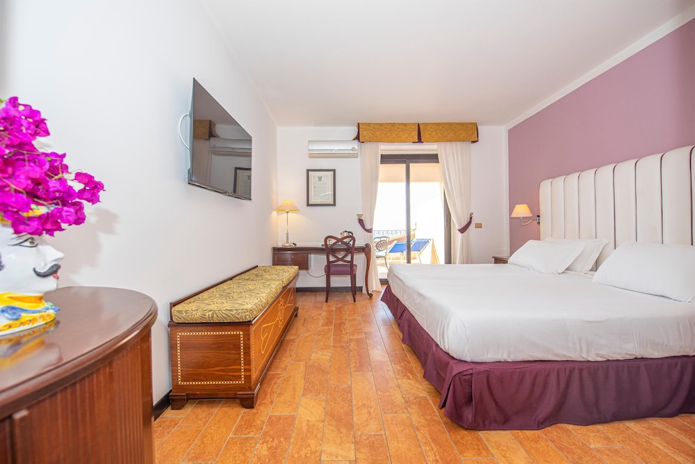 Baia Taormina - CDSHotels — Hotel rooms in Forza d'Agrò, Sicily