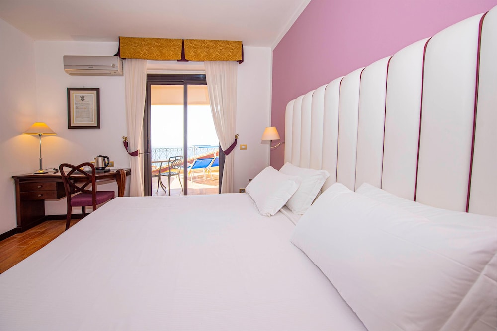 Baia Taormina - CDSHotels — Hotel rooms in Forza d'Agrò, Sicily