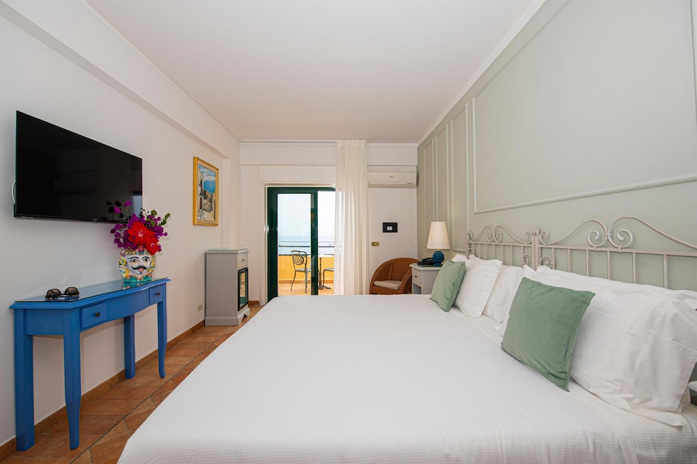Baia Taormina - CDSHotels — Hotel rooms in Forza d'Agrò, Sicily