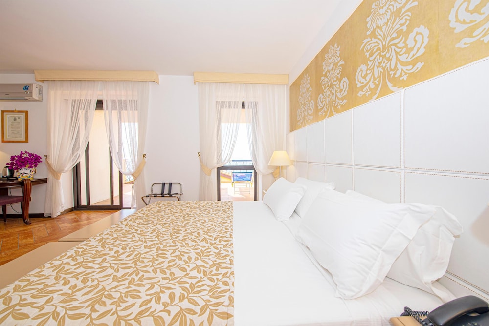 Baia Taormina - CDSHotels — Hotel rooms in Forza d'Agrò, Sicily