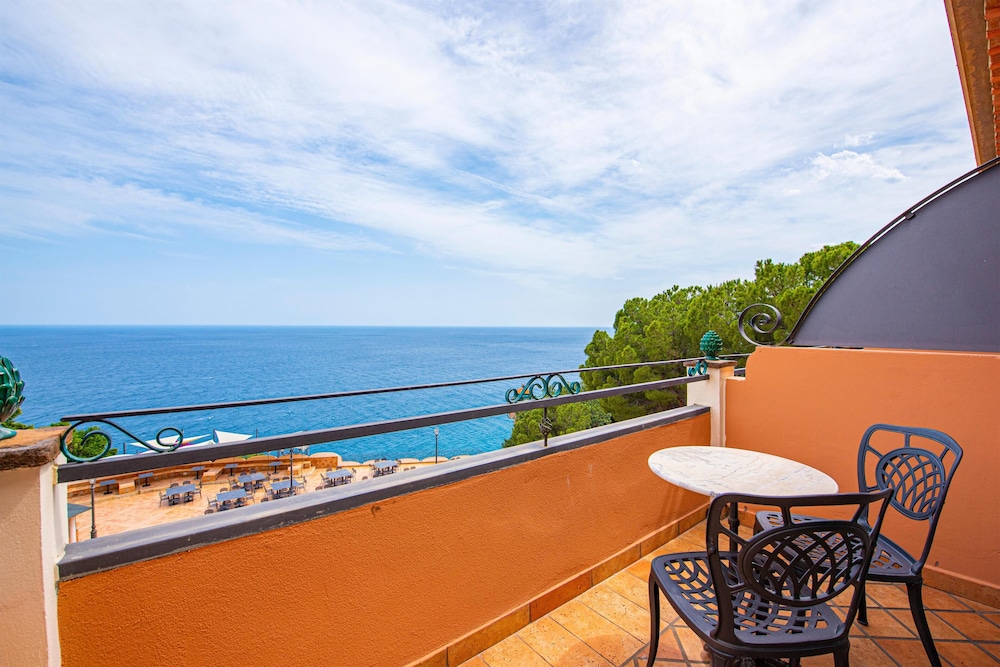 Baia Taormina - CDSHotels — Hotel rooms in Forza d'Agrò, Sicily