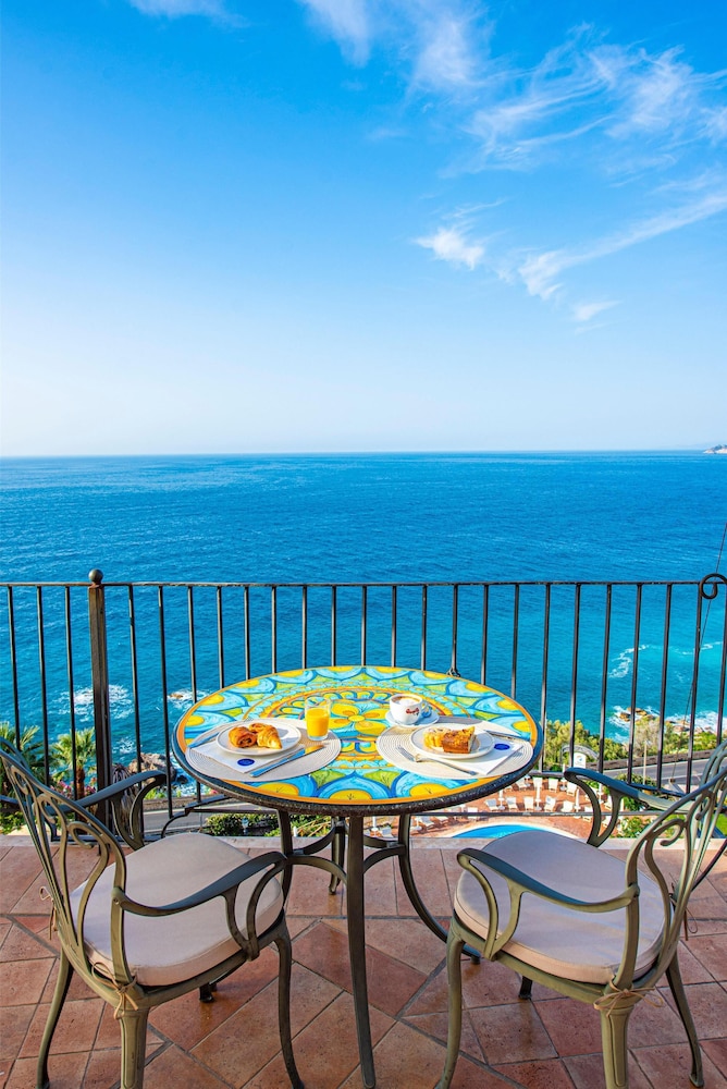 Baia Taormina - CDSHotels — Hotel rooms in Forza d'Agrò, Sicily