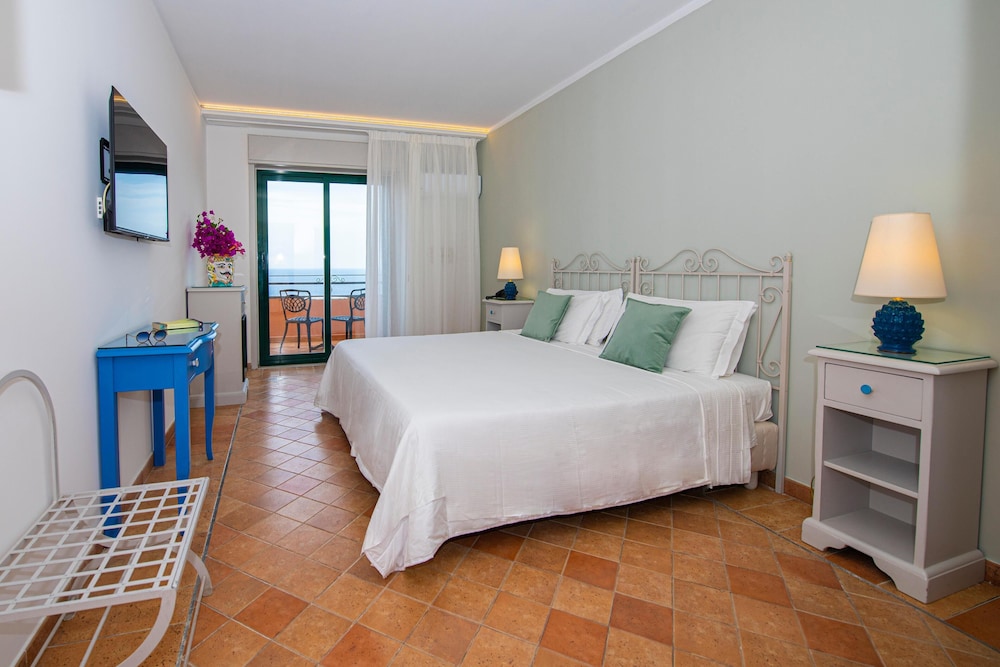 Baia Taormina - CDSHotels — Hotel rooms in Forza d'Agrò, Sicily