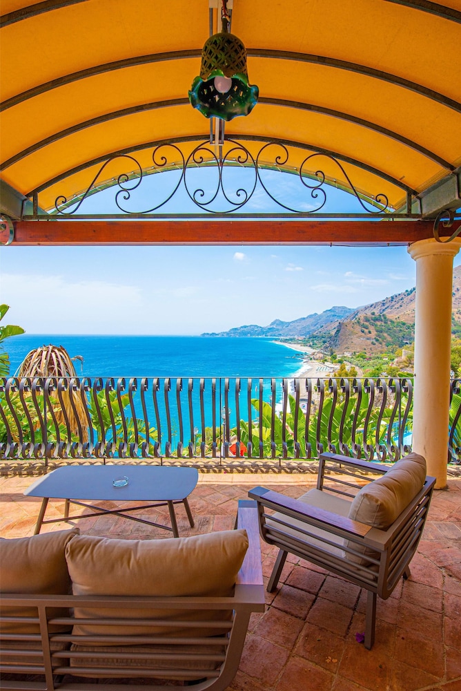 Baia Taormina - CDSHotels — Hotel rooms in Forza d'Agrò, Sicily