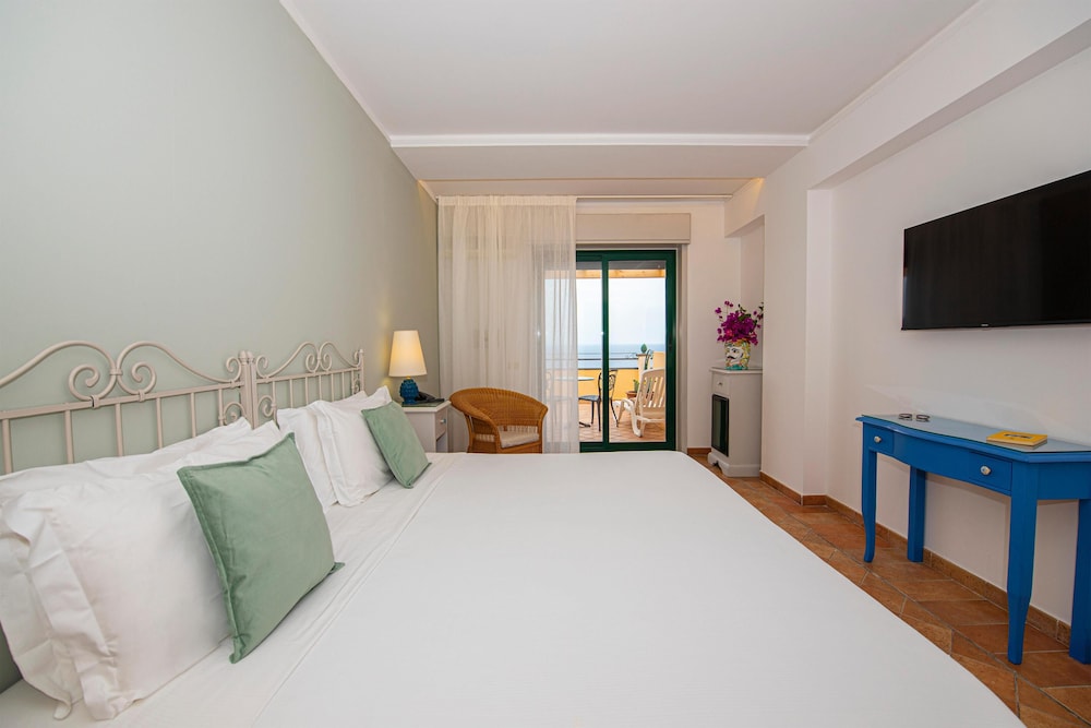Baia Taormina - CDSHotels — Hotel rooms in Forza d'Agrò, Sicily