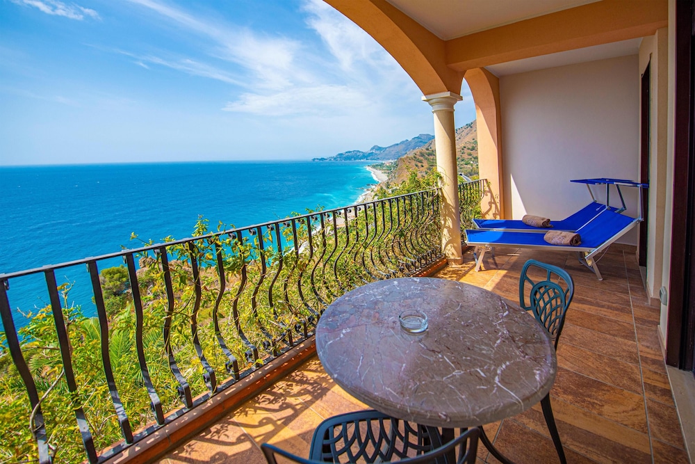 Baia Taormina - CDSHotels — Hotel rooms in Forza d'Agrò, Sicily