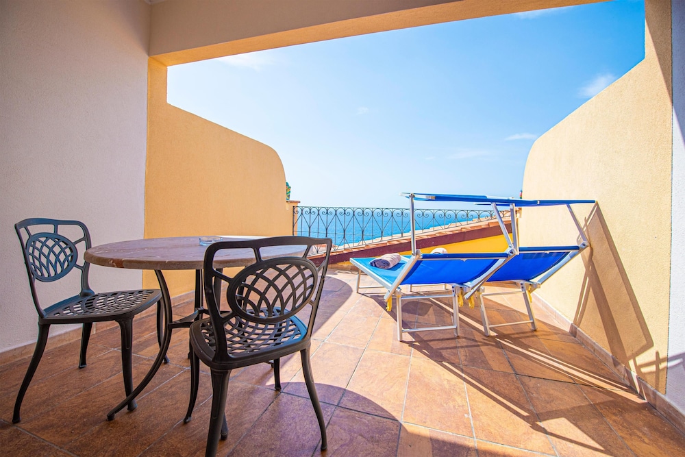Baia Taormina - CDSHotels — Hotel rooms in Forza d'Agrò, Sicily