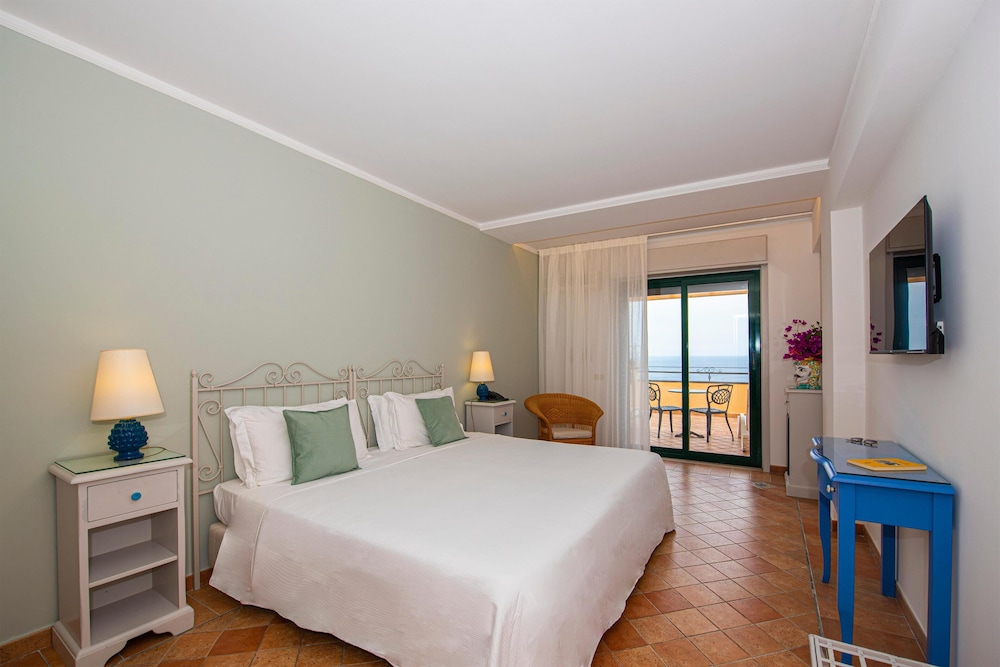 Baia Taormina - CDSHotels — Hotel rooms in Forza d'Agrò, Sicily