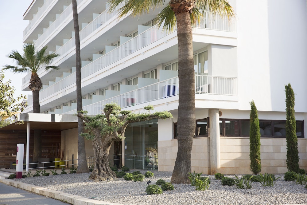 Hotel JS Sol de Alcudia — Hotel building in Alcudia, Balearic Islands