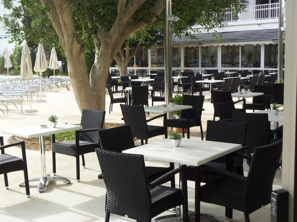 Hotel JS Sol de Alcudia — Restaurant & bars in Alcudia, Balearic Islands