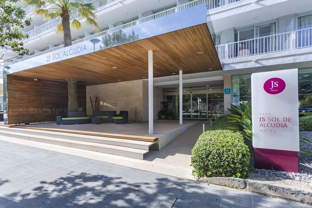 Hotel JS Sol de Alcudia — Hotel building in Alcudia, Balearic Islands