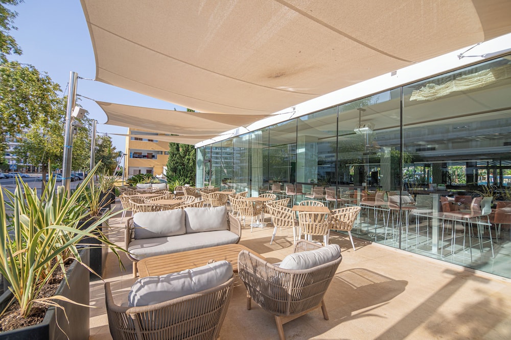 Hotel JS Sol de Alcudia — Restaurant & bars in Alcudia, Balearic Islands