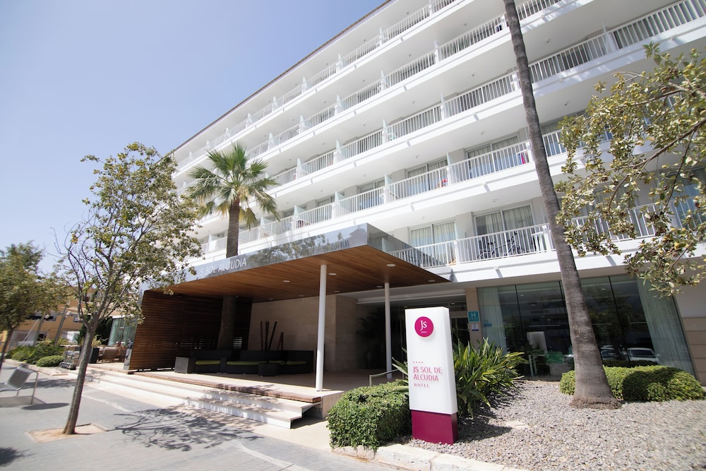 Hotel JS Sol de Alcudia — Hotel building in Alcudia, Balearic Islands