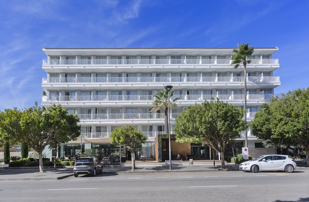 Hotel JS Sol de Alcudia — Hotel building in Alcudia, Balearic Islands