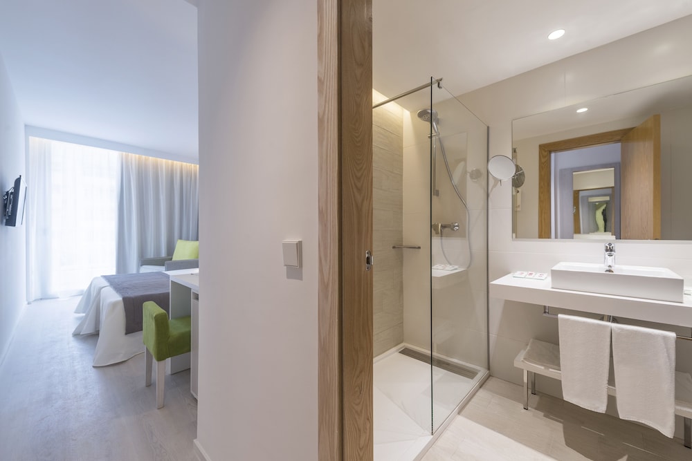 Hotel JS Sol de Alcudia — Hotel rooms in Alcudia, Balearic Islands