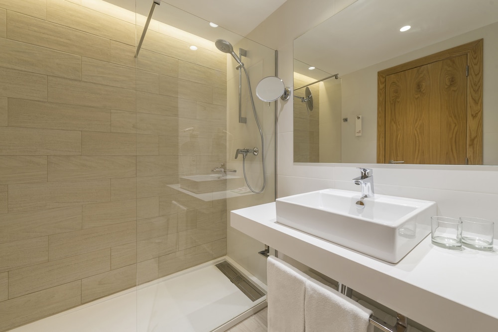 Hotel JS Sol de Alcudia — Hotel rooms in Alcudia, Balearic Islands