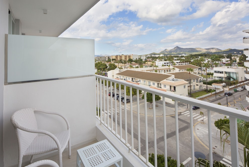 Hotel JS Sol de Alcudia — Hotel rooms in Alcudia, Balearic Islands