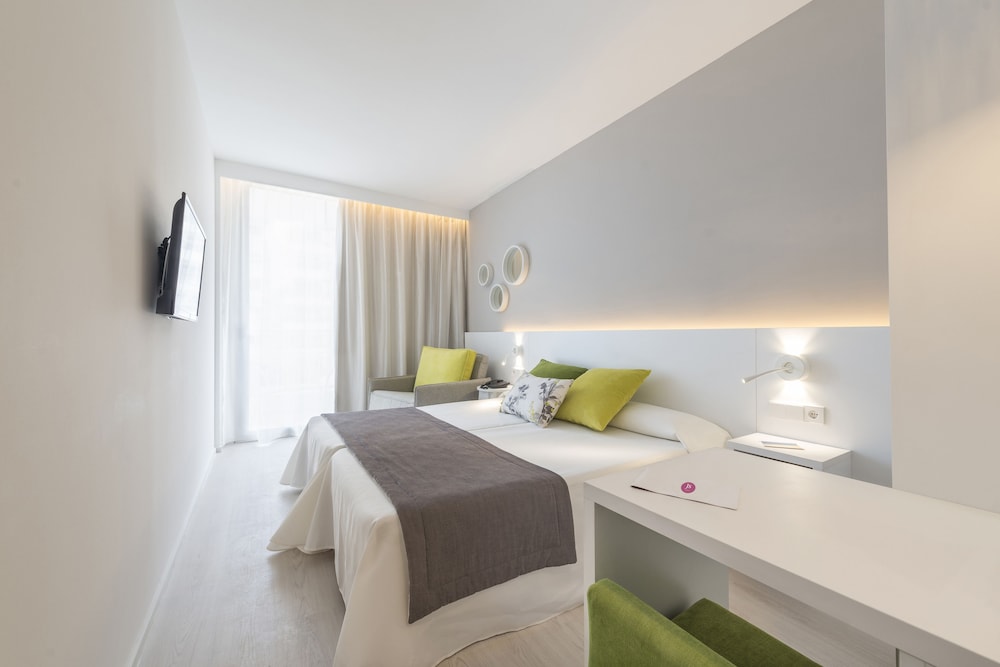 Hotel JS Sol de Alcudia — Hotel rooms in Alcudia, Balearic Islands