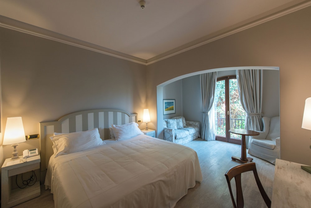 Grand Hotel Baia Verde — Hotel rooms in Aci Castello, Sicily