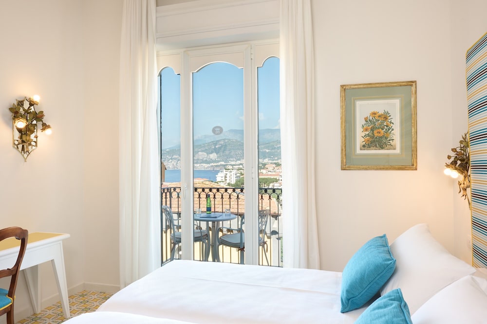 Grand Hotel Capodimonte — Hotel rooms in Sorrento, Campania