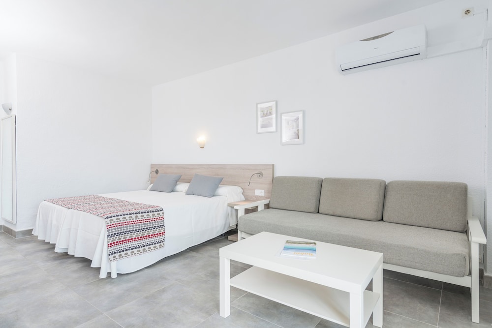 Apartamentos Siesta I — Hotel rooms in Alcudia, Balearic Islands