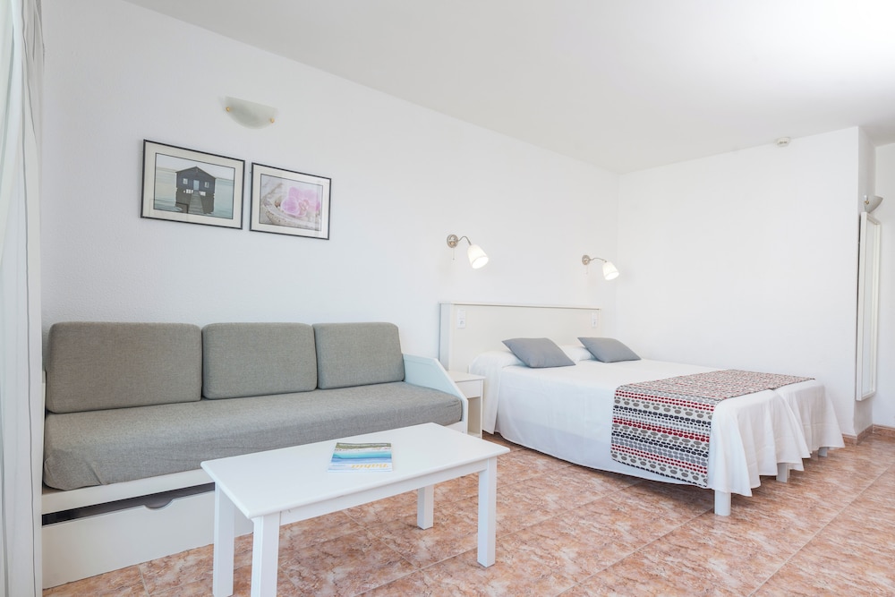 Apartamentos Siesta I — Hotel rooms in Alcudia, Balearic Islands