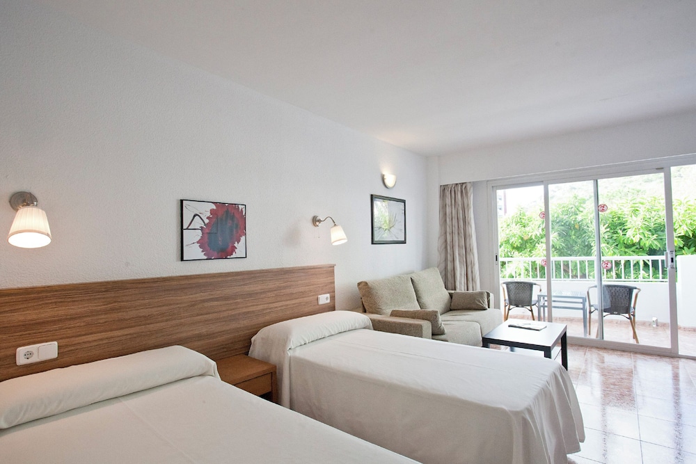 Apartamentos Siesta I — Hotel rooms in Alcudia, Balearic Islands