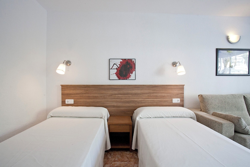 Apartamentos Siesta I — Hotel rooms in Alcudia, Balearic Islands