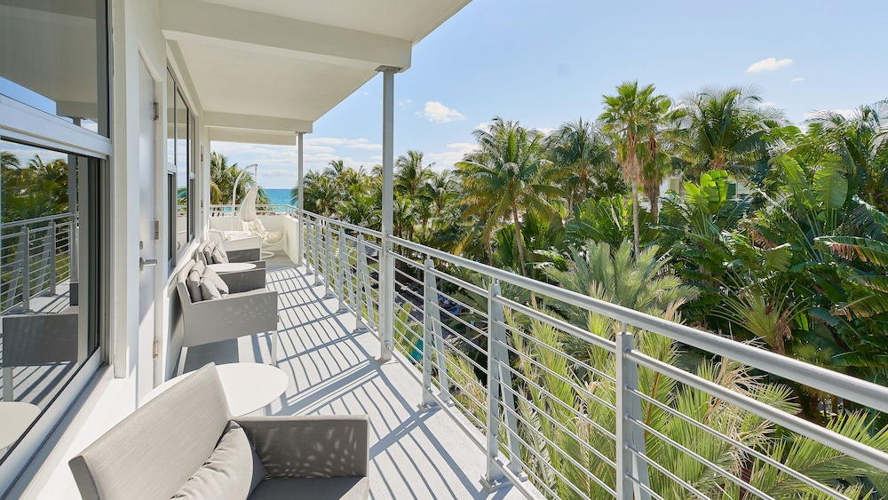 The National Hotel Miami Beach - An Adults Only Resort — Hotel building in Miami, Florida