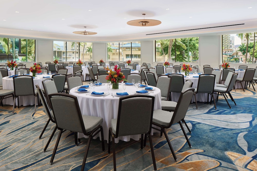OUTRIGGER Waikiki Paradise Hotel — Restaurant & bars in Honolulu, Hawaii
