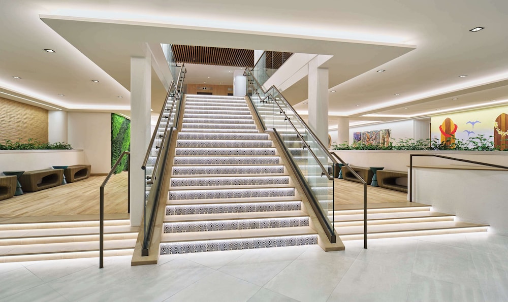 OUTRIGGER Waikiki Paradise Hotel — Hotel building in Honolulu, Hawaii