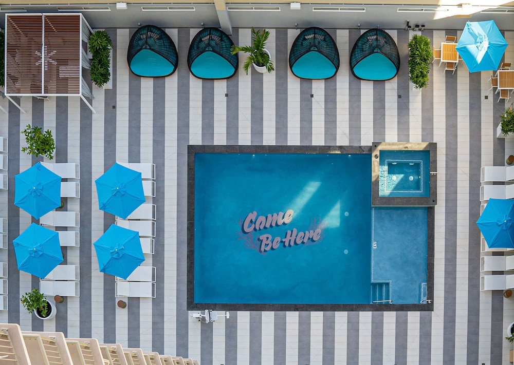 OUTRIGGER Waikiki Paradise Hotel — Restaurant & bars in Honolulu, Hawaii