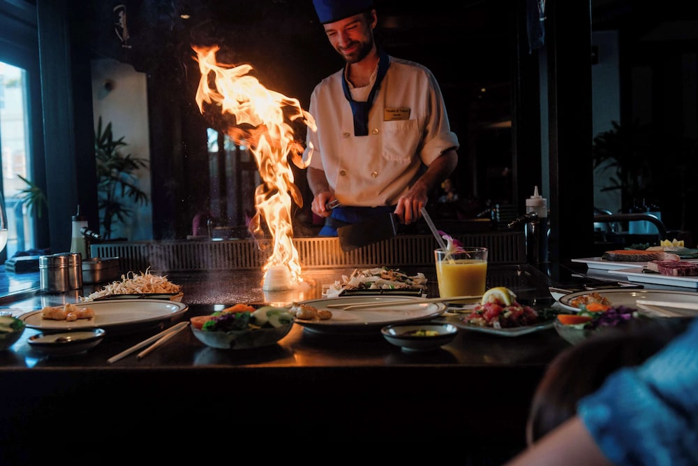 OUTRIGGER Waikiki Paradise Hotel — Restaurant & bars in Honolulu, Hawaii