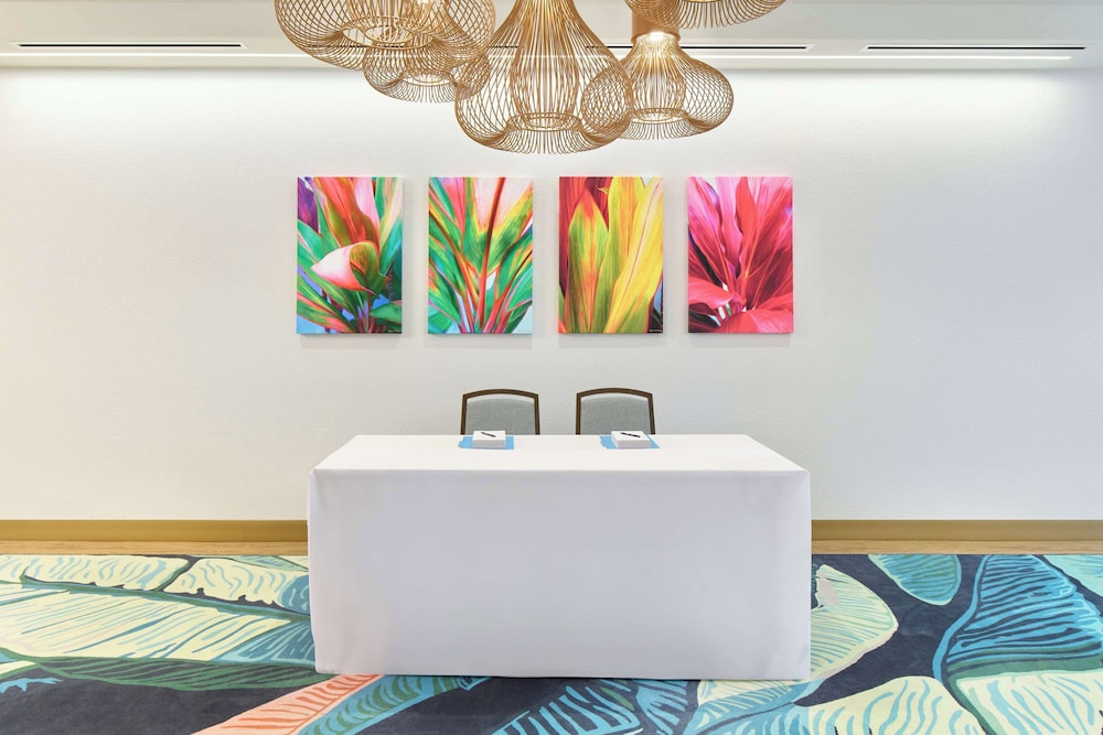 OUTRIGGER Waikiki Paradise Hotel — Restaurant & bars in Honolulu, Hawaii