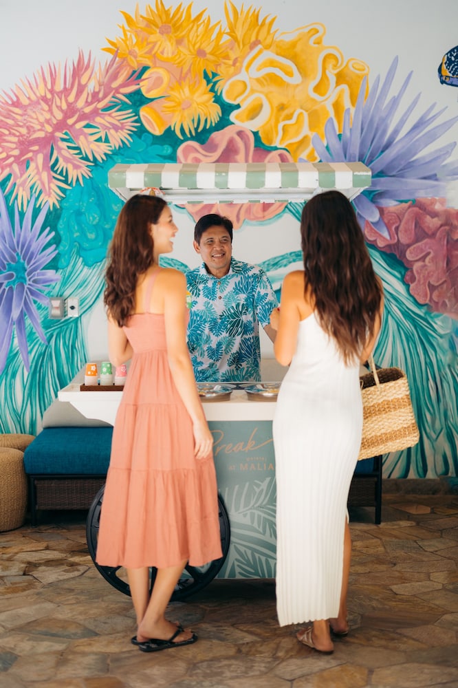 Waikiki Malia — Restaurant & bars in Honolulu, Hawaii