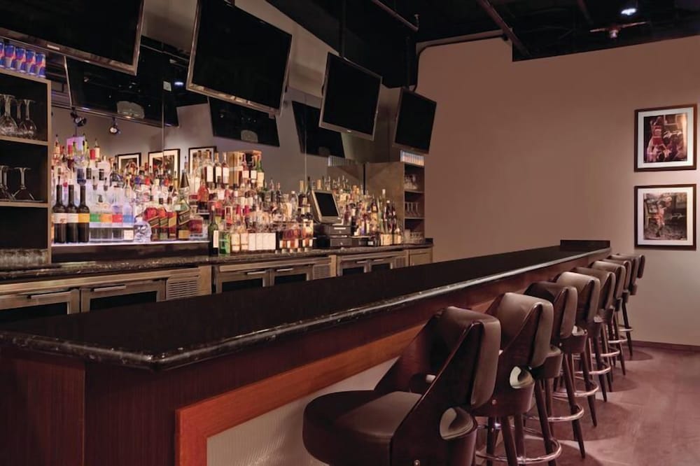 Waikiki Malia — Restaurant & bars in Honolulu, Hawaii
