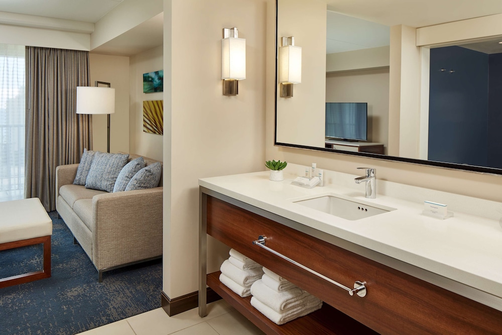 Hilton Garden Inn Waikiki Beach — Hotel rooms in Honolulu, Hawaii