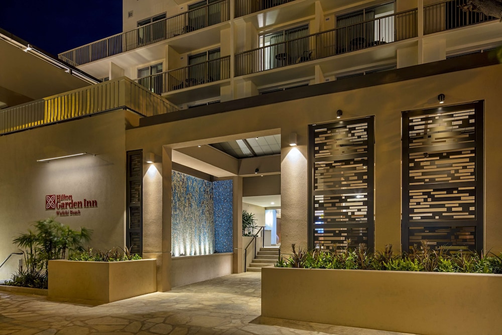Hilton Garden Inn Waikiki Beach — Hotel building in Honolulu, Hawaii
