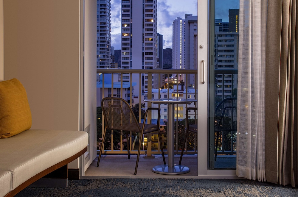 Hilton Garden Inn Waikiki Beach — Hotel rooms in Honolulu, Hawaii