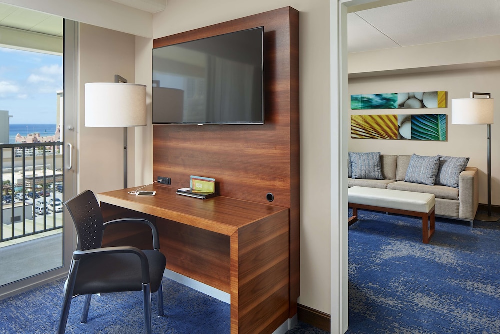 Hilton Garden Inn Waikiki Beach — Hotel rooms in Honolulu, Hawaii