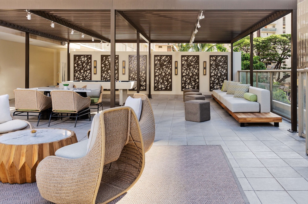 Hilton Garden Inn Waikiki Beach — Hotel building in Honolulu, Hawaii