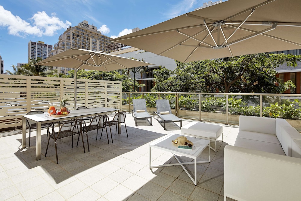 Hilton Garden Inn Waikiki Beach — Hotel building in Honolulu, Hawaii
