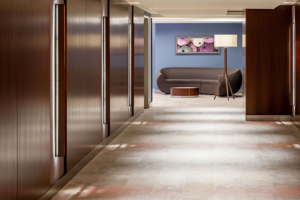 Hilton Garden Inn Waikiki Beach — Hotel building in Honolulu, Hawaii