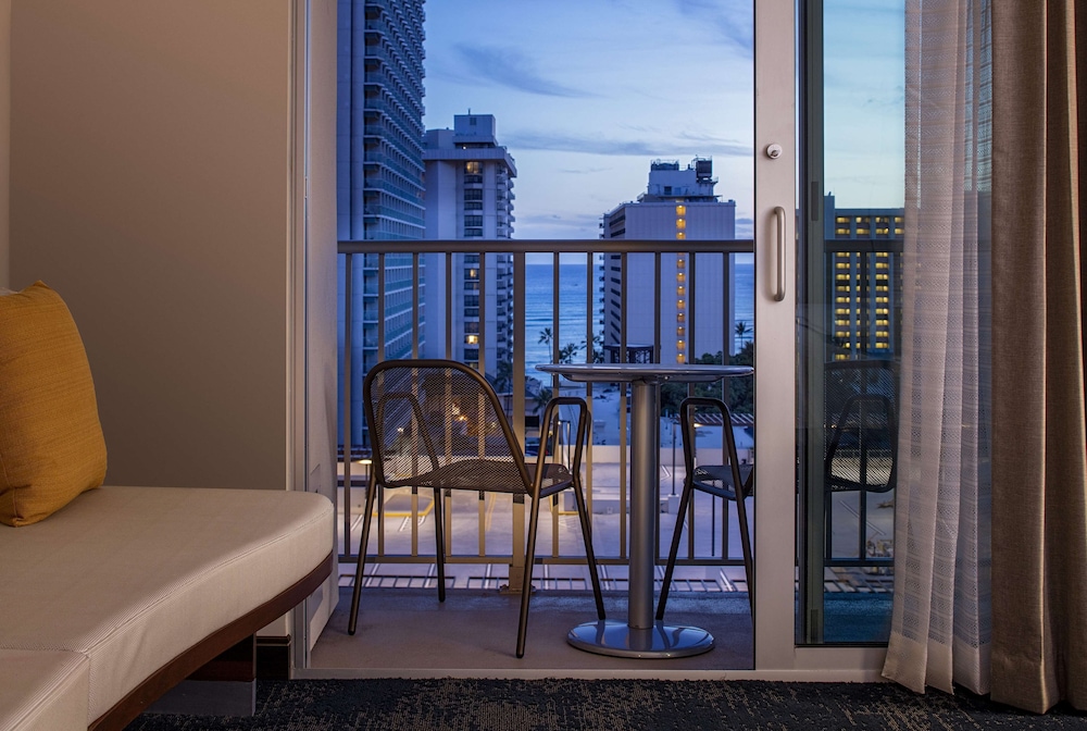 Hilton Garden Inn Waikiki Beach — Hotel rooms in Honolulu, Hawaii