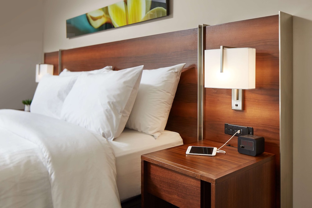 Hilton Garden Inn Waikiki Beach — Hotel rooms in Honolulu, Hawaii