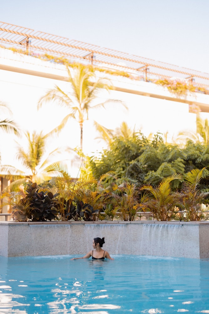 Hilton Garden Inn Waikiki Beach — Swimming pool in Honolulu, Hawaii