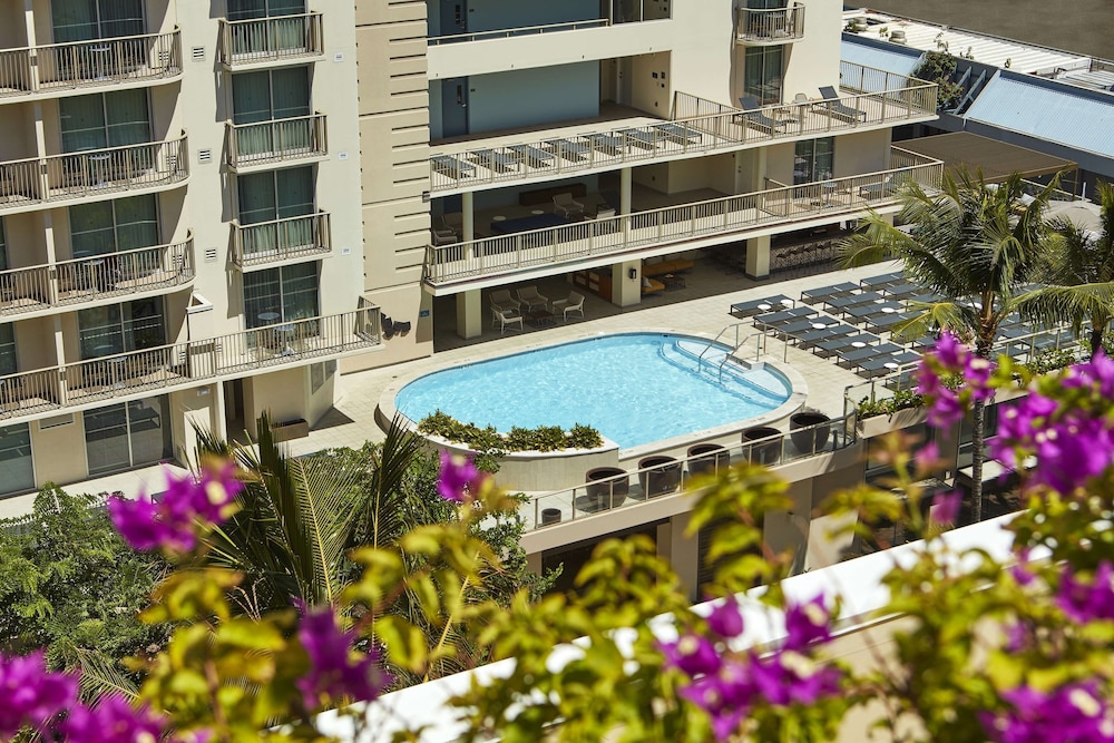 Hilton Garden Inn Waikiki Beach — Swimming pool in Honolulu, Hawaii